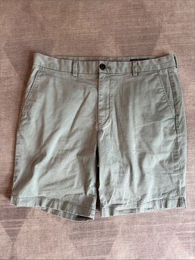 Vineyard Vines | Stretch Breaker Shorts 9” Inseam Light Green/Gray Size 34